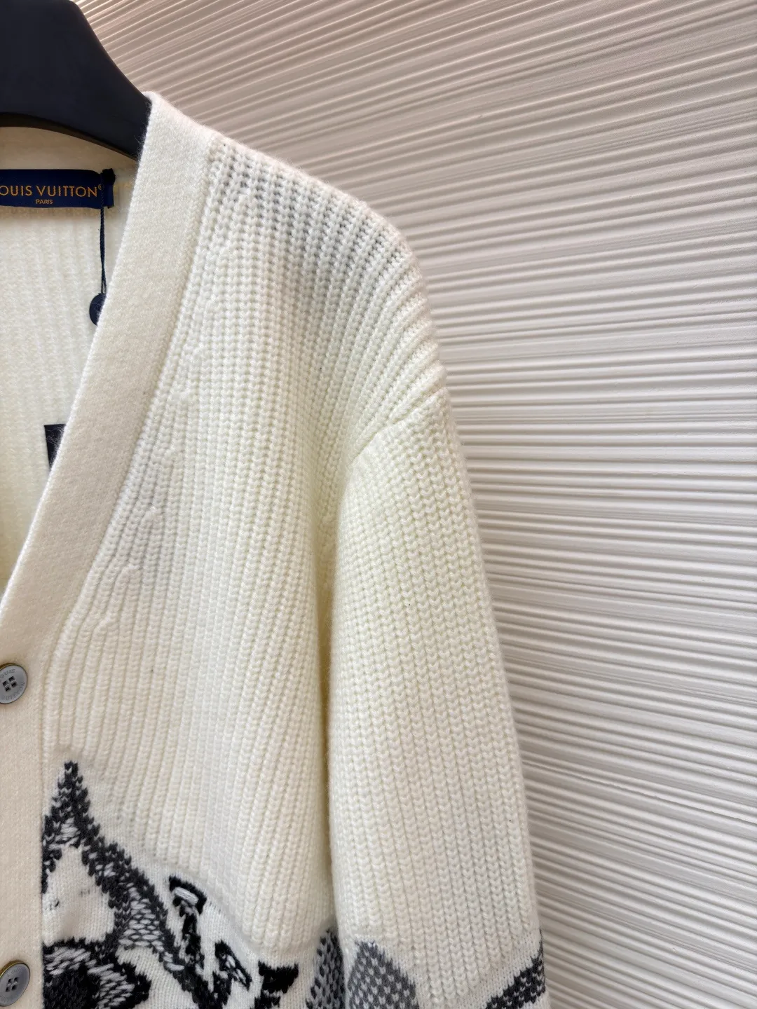 LOUIS VUITTON Ski Series Graphic single-breasted cardigan V-neck sweater ●Original version: Purchased and developed by 15699 ●Item number: 1681681-B90 ●Fabric: wool blended fabric ●Technology: knitted intarsia production ●Color: off-white ●Version: fitted version ●Weight: about 900 grams ●Size: XS-S-M-L ●Description: This sheep wool cardigan is embellished with eye-catching logo patterns, large size LV Letters and Monogram flowers overlap on the lower body and sleeves, creating a snowflake-like scene. The elegant intarsia knit uses contrasting stitching and contrasts with a wide ribbed base for a three-dimensional effect. Perfect for après skiing and a relaxing night out. The overall wiring is straight and delicate, the fabric is comfortable and soft, and the color is consistent without color difference. It can be matched with the same style to create a fashionable look and control various occasions. Customized accessories, complete with three standards, same style for men and women!